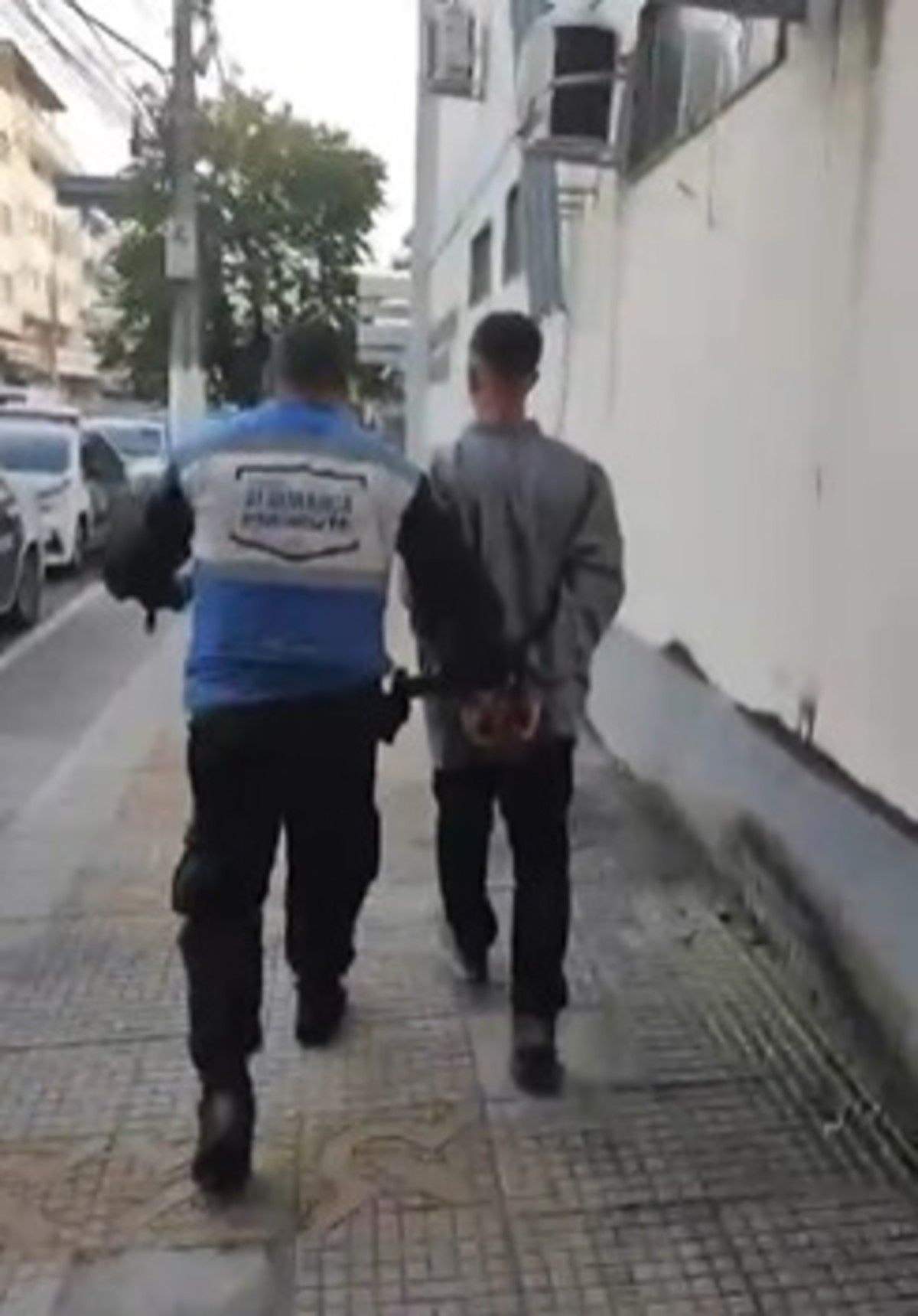 Jovem é preso por suspeita de invadir casa de ex-namorada, em Volta Redonda