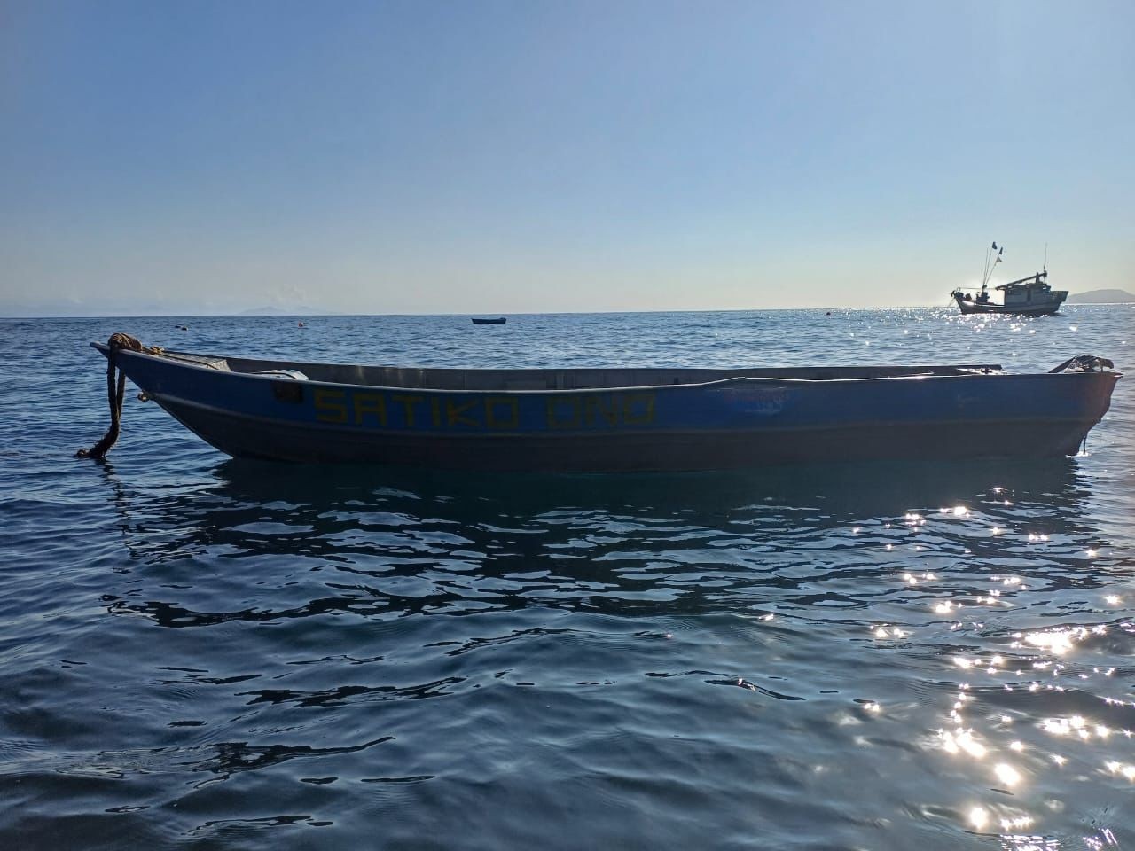 Embarcação utilizada por pescadores que desapareceram no mar em Ilhabela é encontrada; buscas por desaparecidos continuam
