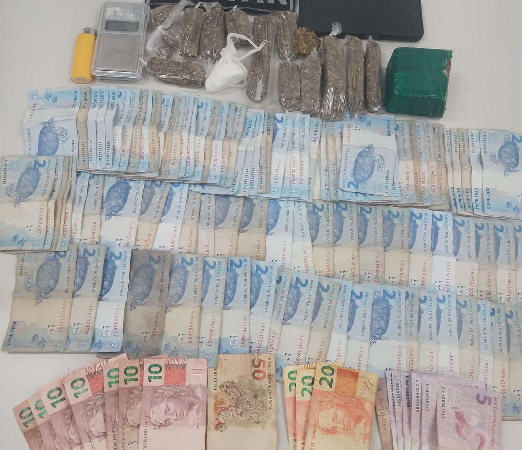 Dois homens são presos supeitos de tráfico de drogas em Maruim