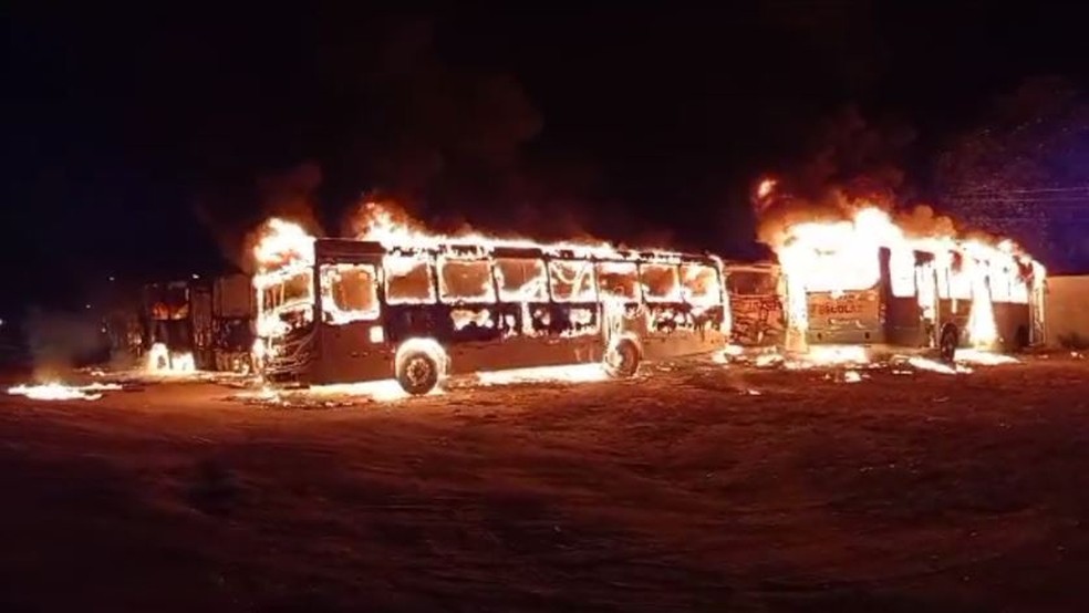 Vários ônibus são destruídos durante incêndio em garagem na cidade de Cruz, no interior do Ceará. — Foto: Reprodução