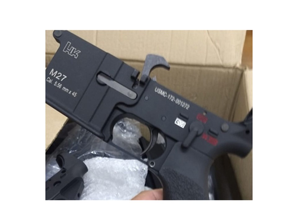 Fuzil M-16 apreendido na Operação Lume que, segundo a polícia, tem inscrição falsificada — Foto: Reprodução/TV Globo