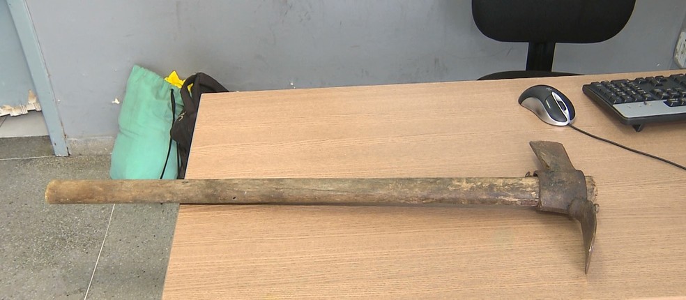 Homem é preso suspeito de tentar matar o pai com picareta após discussão, em Campina Grande — Foto: Reprodução/TV Paraíba