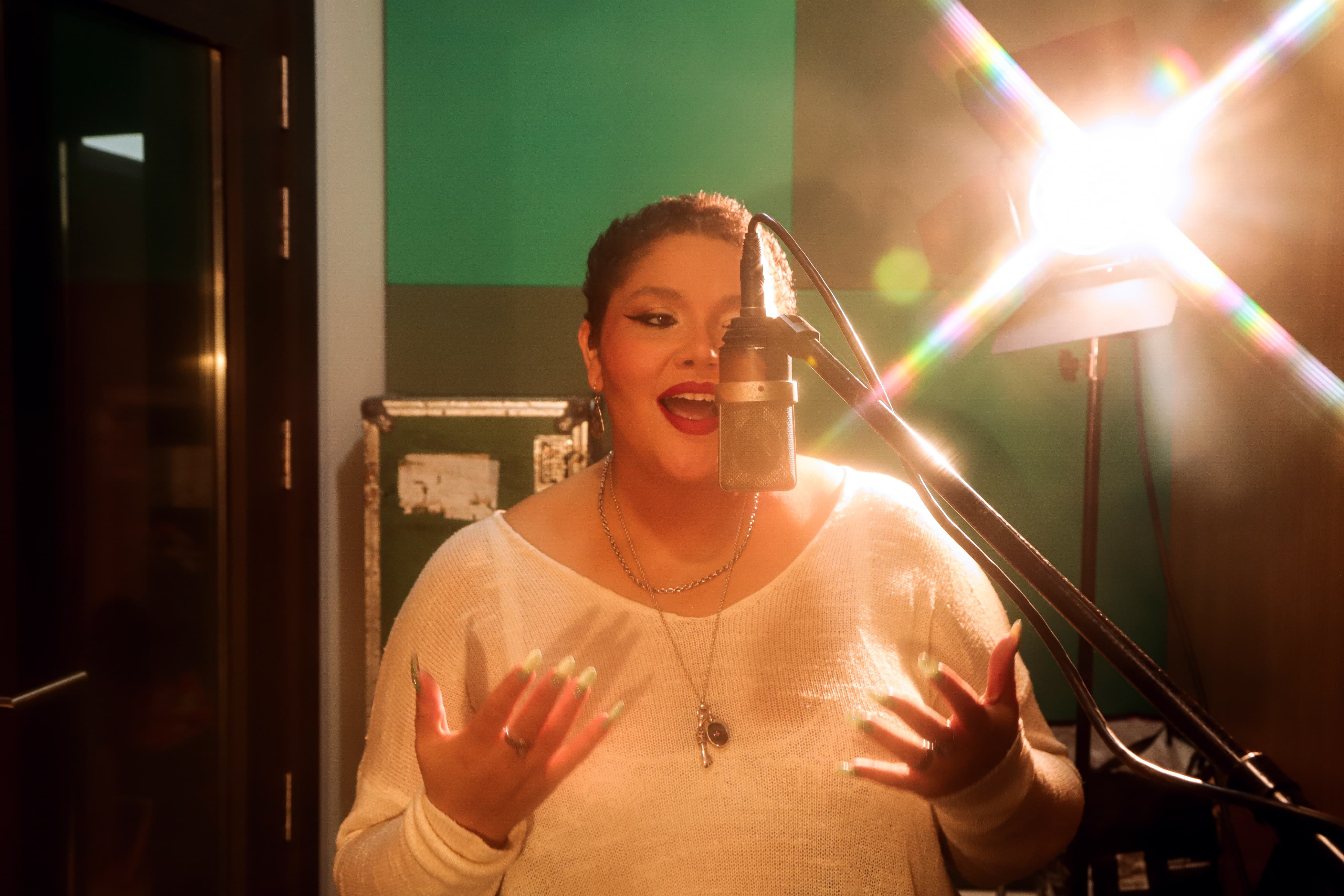 Vocalista de Baco Exu do Blues, Alma Thomas festeja o Natal com jazzístico álbum autoral de músicas inéditas | Blog do Mauro Ferreira 