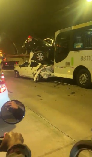 Ônibus e carros batem no Túnel Marcello Alencar