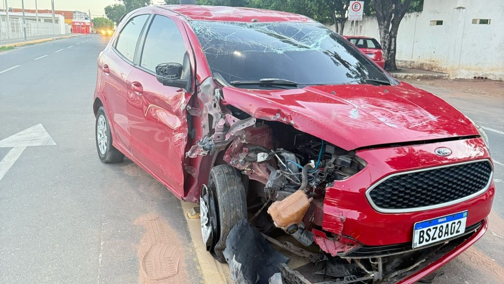 Veículo ficou destruído após capotamento durante perseguição policial. — Foto: Reprodução