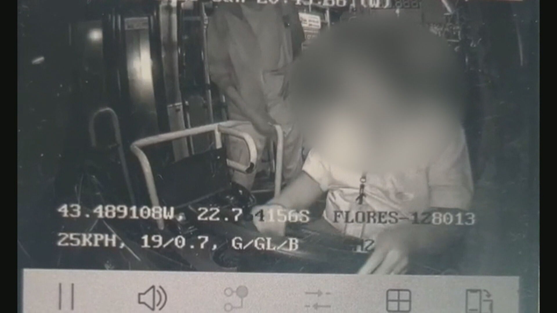 Motorista de ônibus reage a assalto, briga com criminoso e acaba batendo em poste em Nova Iguaçu
