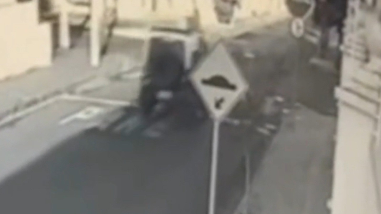 VÍDEO: Jipe avança sinal de 'pare', é atingido por ônibus e capota na Avenida João Pinheiro, em Uberlândia 