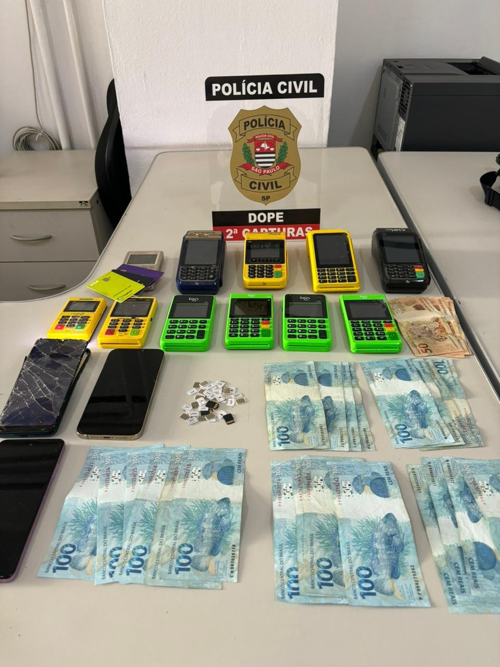 Material apreendido pelo Garra durante operação contra quadrilha que dava golpes em idosos. — Foto: Divulgação