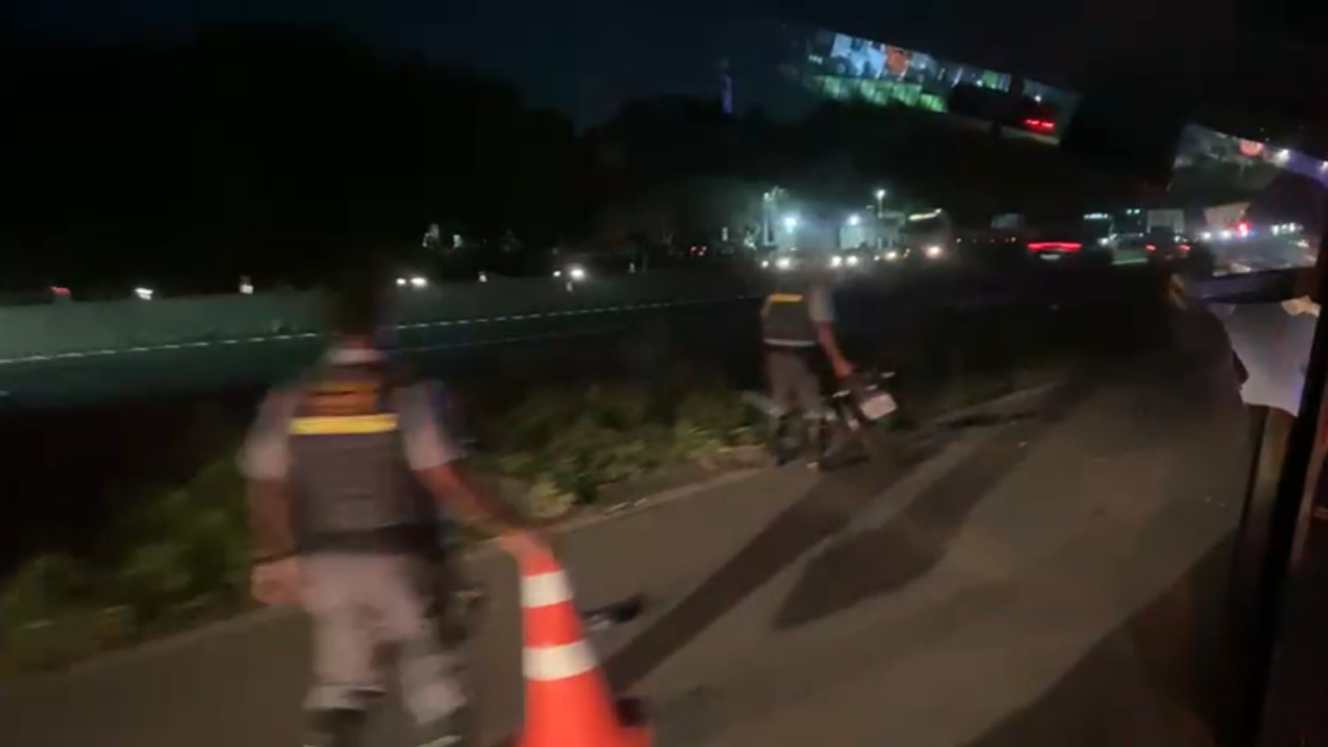 Acidente entre moto e carreta deixa uma pessoa gravemente ferida na Raposo Tavares em Sorocaba