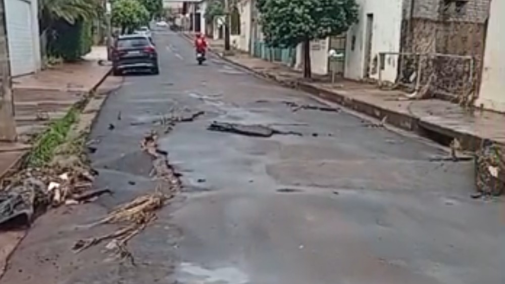  Temporal alaga ruas, arranca asfalto e derruba árvores em Frutal