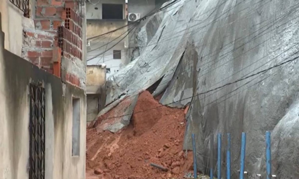 Barranco deslizou em Narandiba após a chuva — Foto: Reprodução/TV Bahia