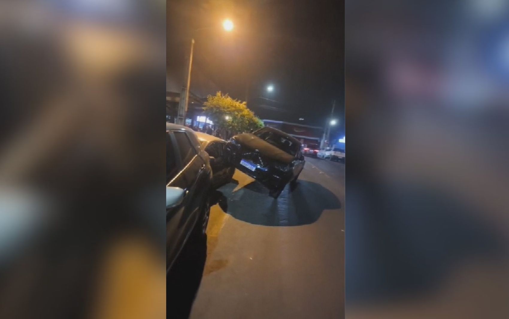 BMW sobe em carro estacionado após motorista se distrair, em Goiânia