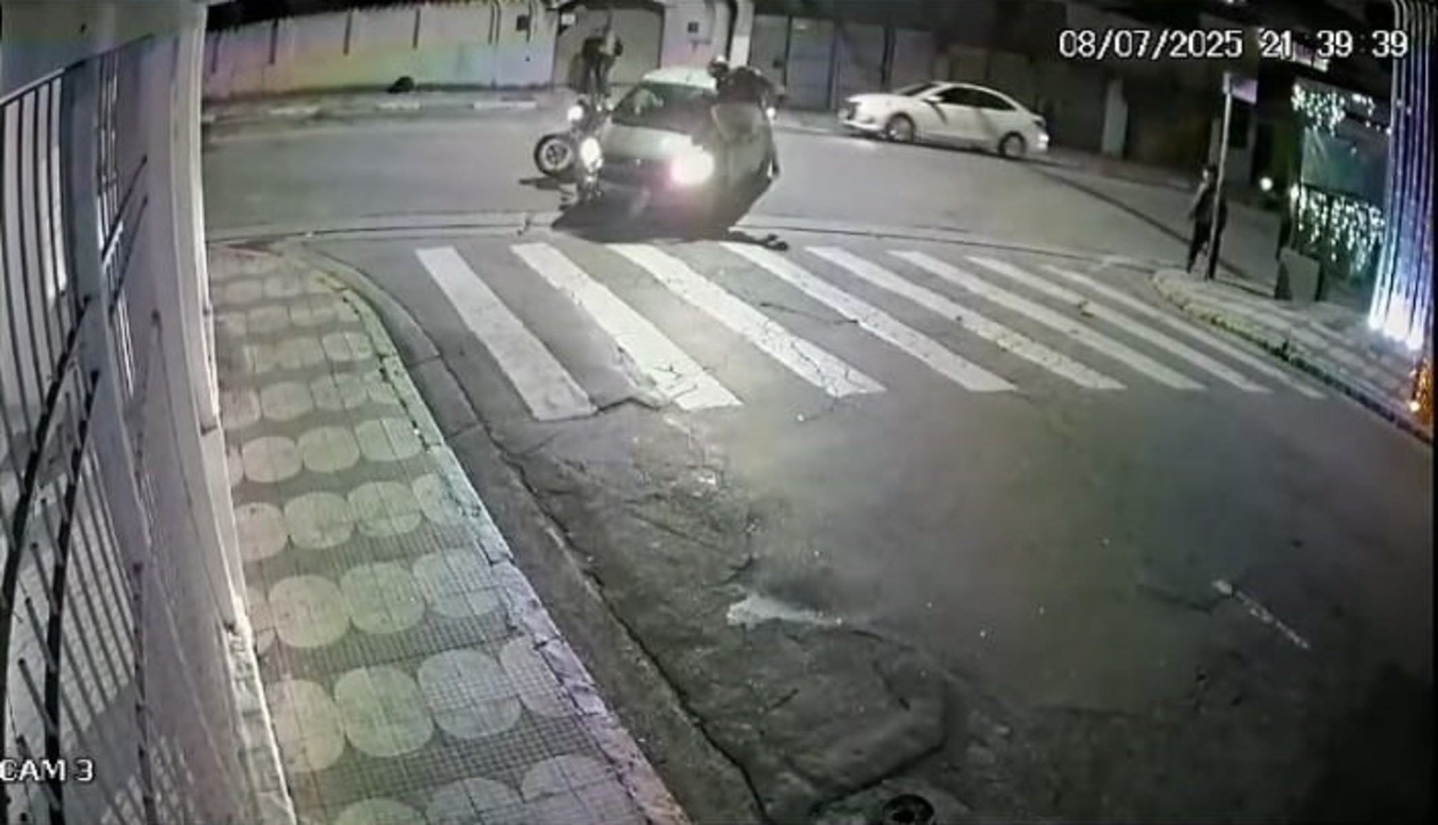 VÍDEO: motociclista gira no ar, cai em pé e sai andado depois de acidente com carro na Grande SP