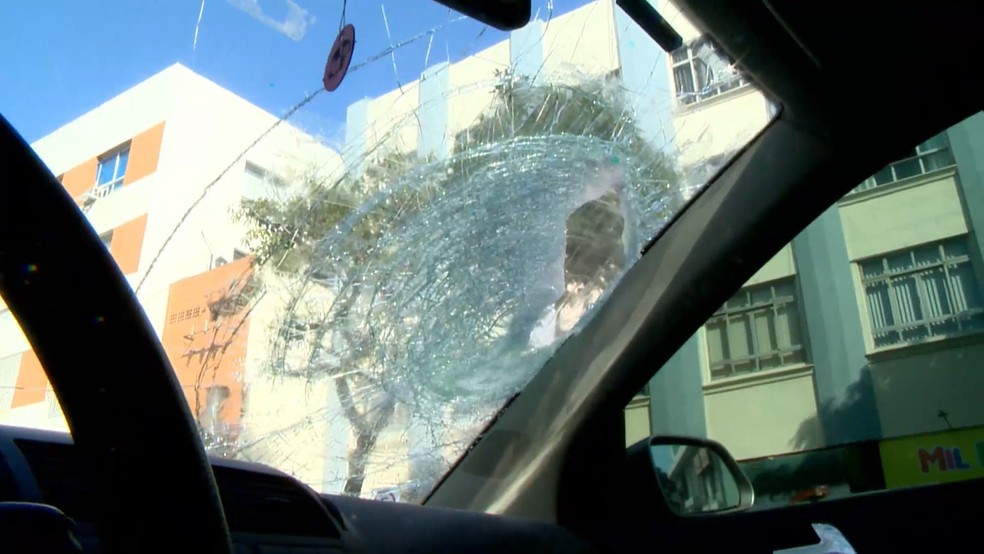 Carro onde estava advogada Michaella Zukowski Reis, de 25 anos, atingida por paralelepípedo em rodovia do ES.  — Foto: Reprodução/TV Gazeta