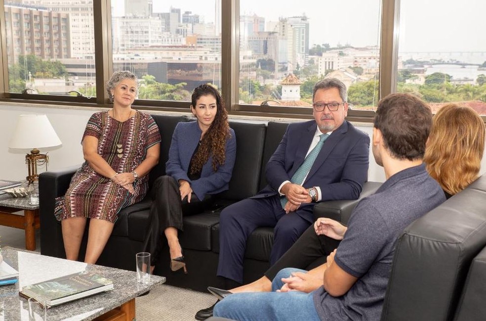 Mulher e filho de Marcelo encontraram com o procurador-geral de Justiça — Foto: Divulgação