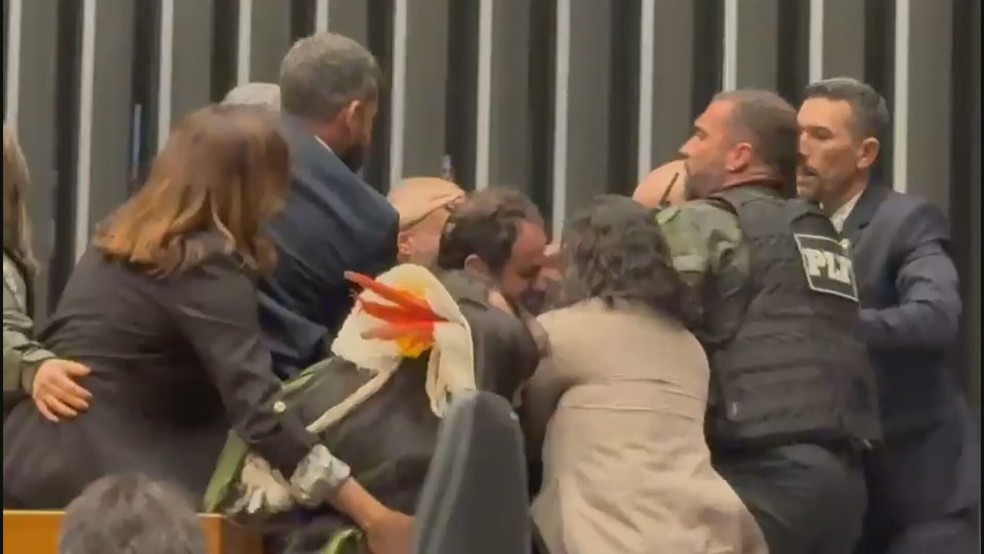 Momento em que policiais legislativos retiram Glauber Braga à força da Mesa Diretora da Câmara — Foto: Reprodução