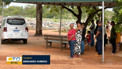 Familiares e amigos se despedem de jovem assassinada a facadas em Palmas