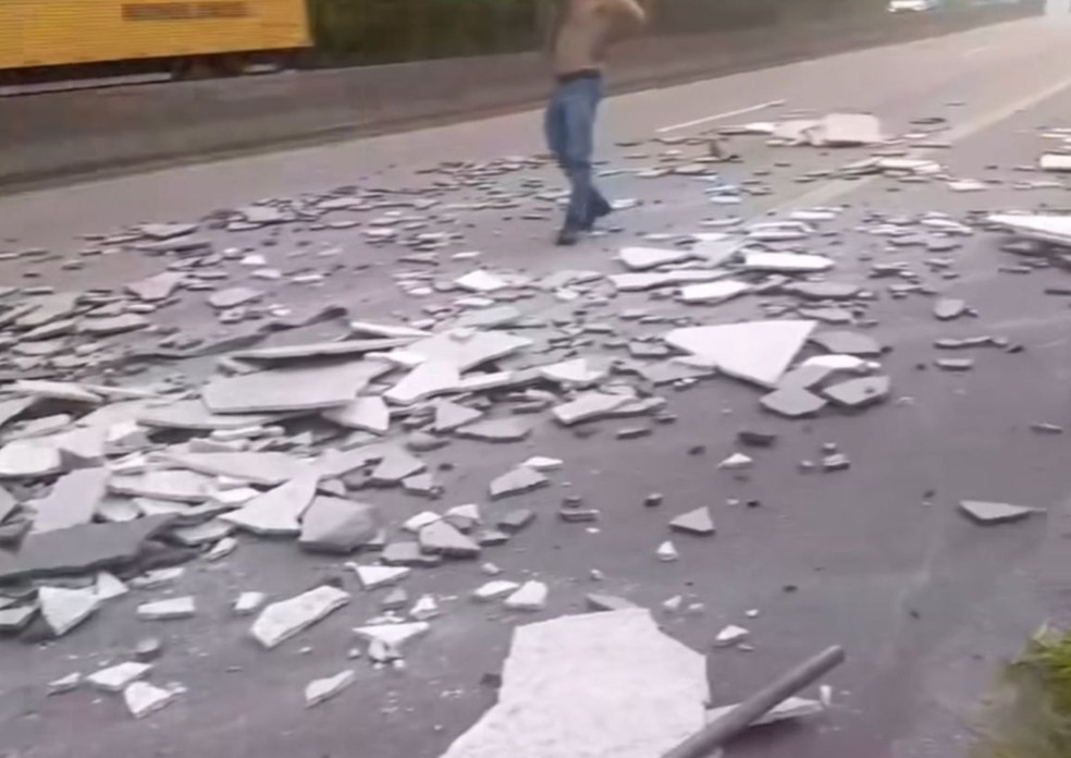 Caminhão com pedras de mármore tombou e parte da carga caiu sobre a via — Foto: Reprodução/Redes sociais