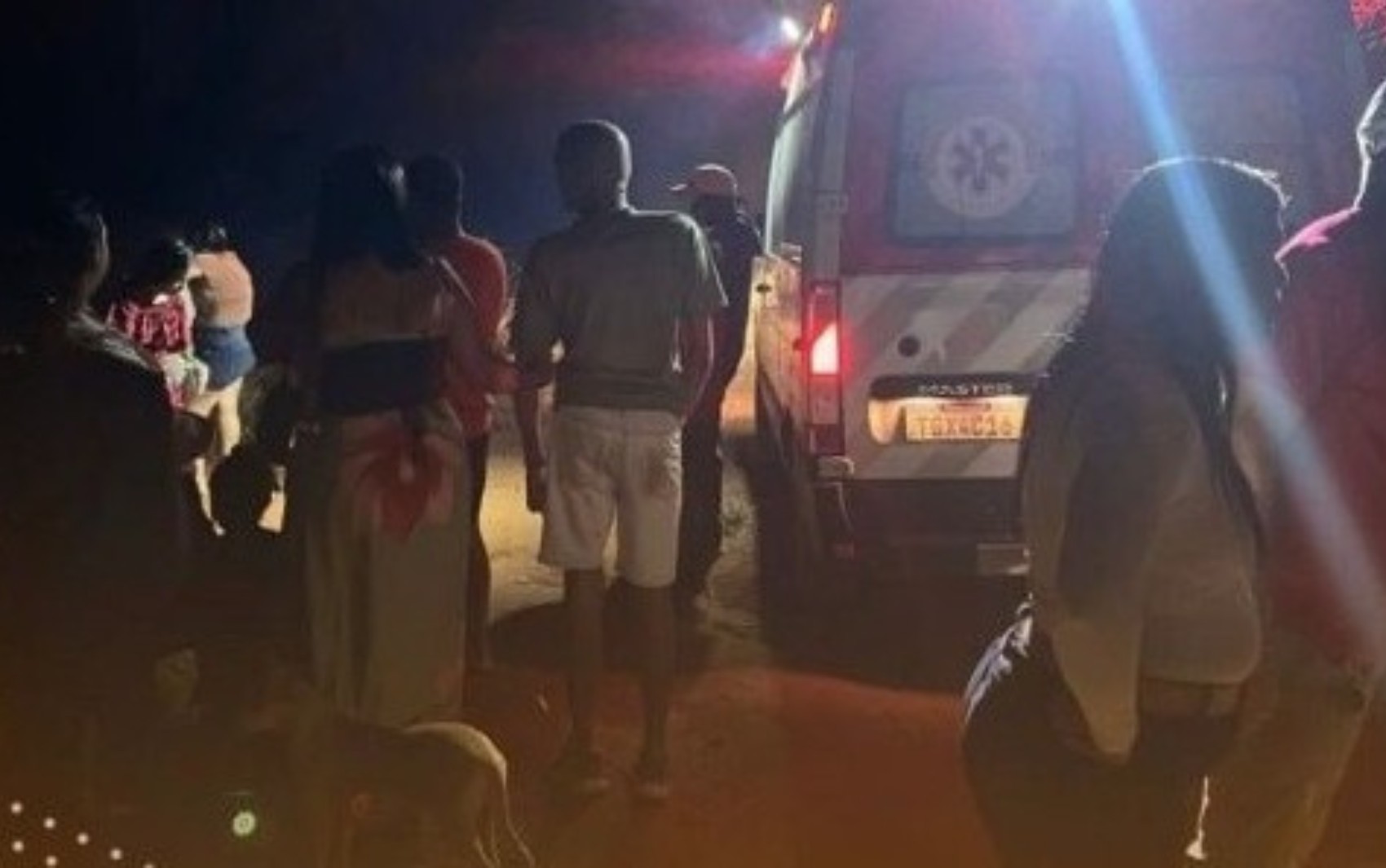 Mulher morre após salvar criança de 7 anos de naufrágio na Bahia; vítimas faziam passeio de canoa em barragem
