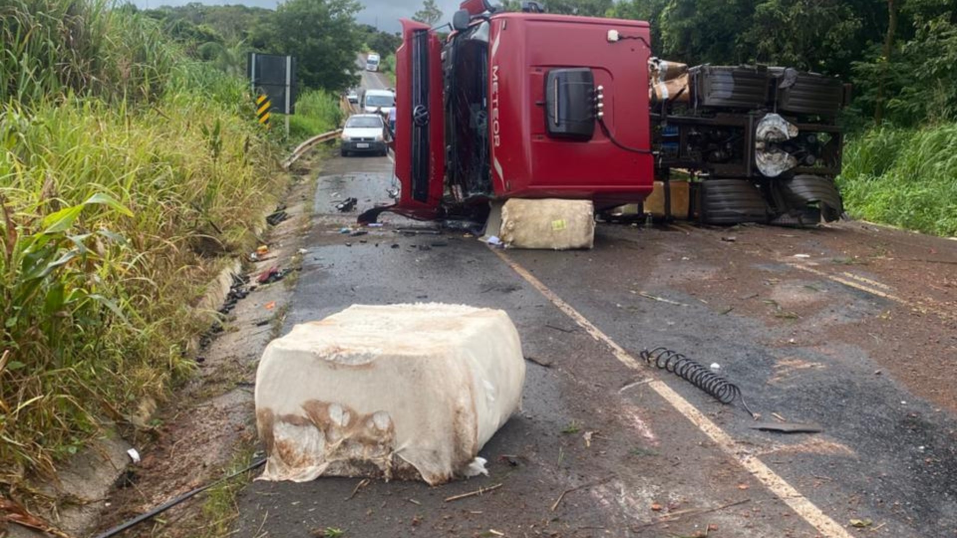 Carreta com carga de algodão tomba e bloqueia BR-352 em Carmo do Paranaíba