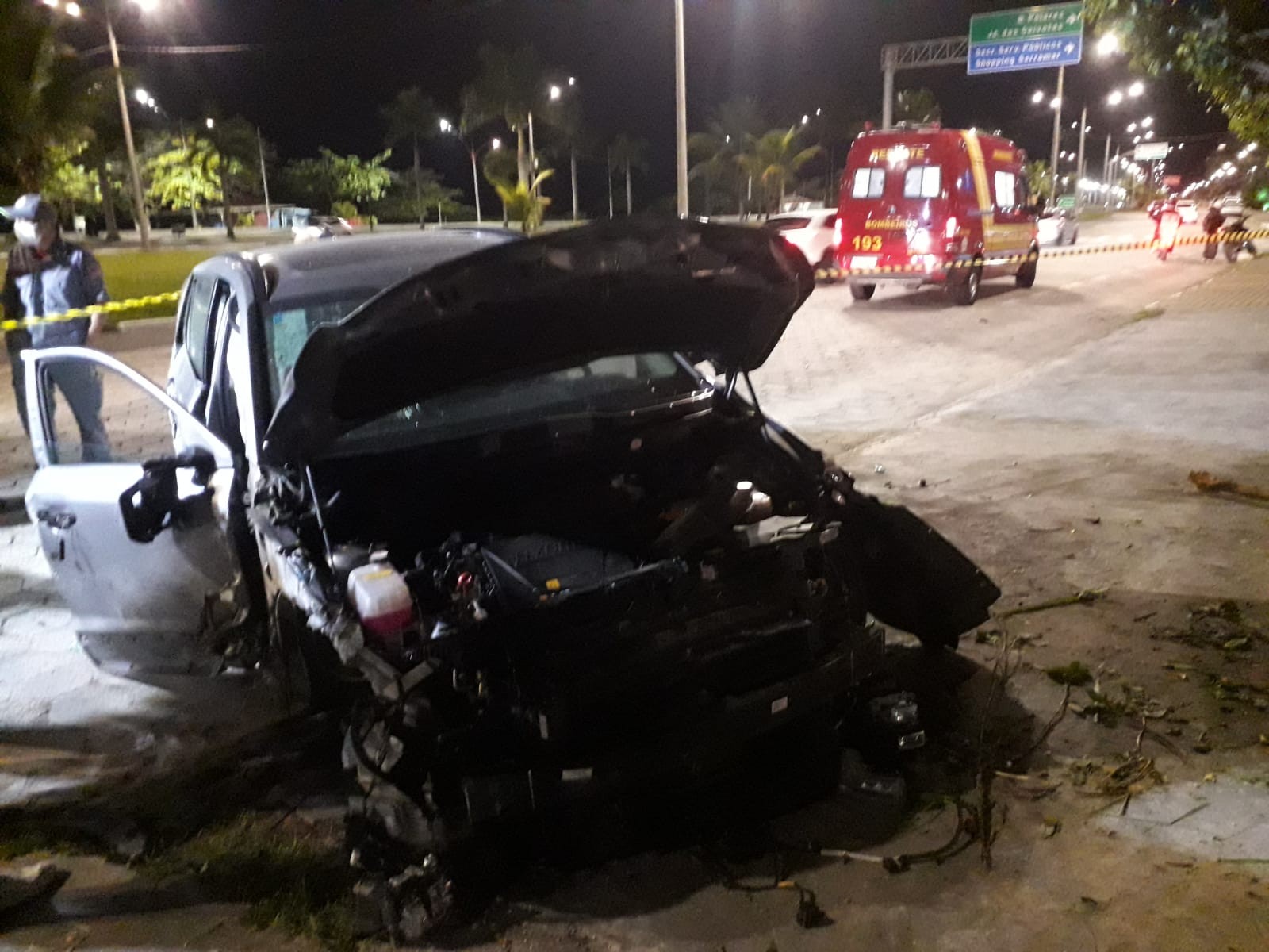 Casal fica ferido após carro bater em muro, em Caraguatatuba