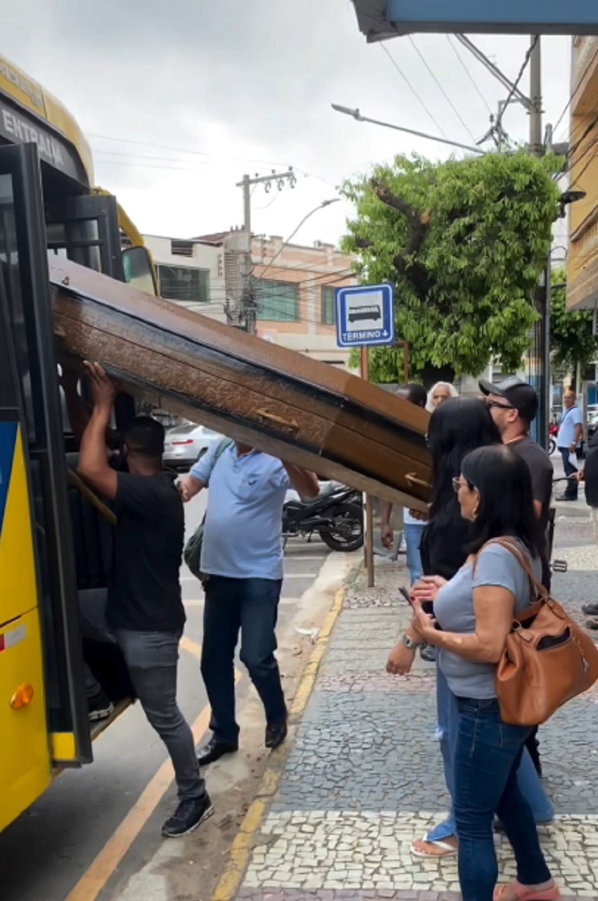 Grupo viraliza após entrar com caixão em ônibus em MG: 'É a última viagem dele'