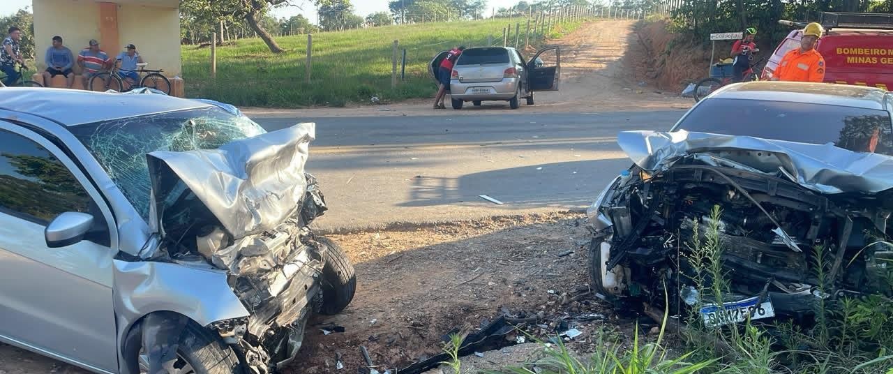 Casal morre e bebê fica ferido após batida entre carros na MG-252, em Perdigão 