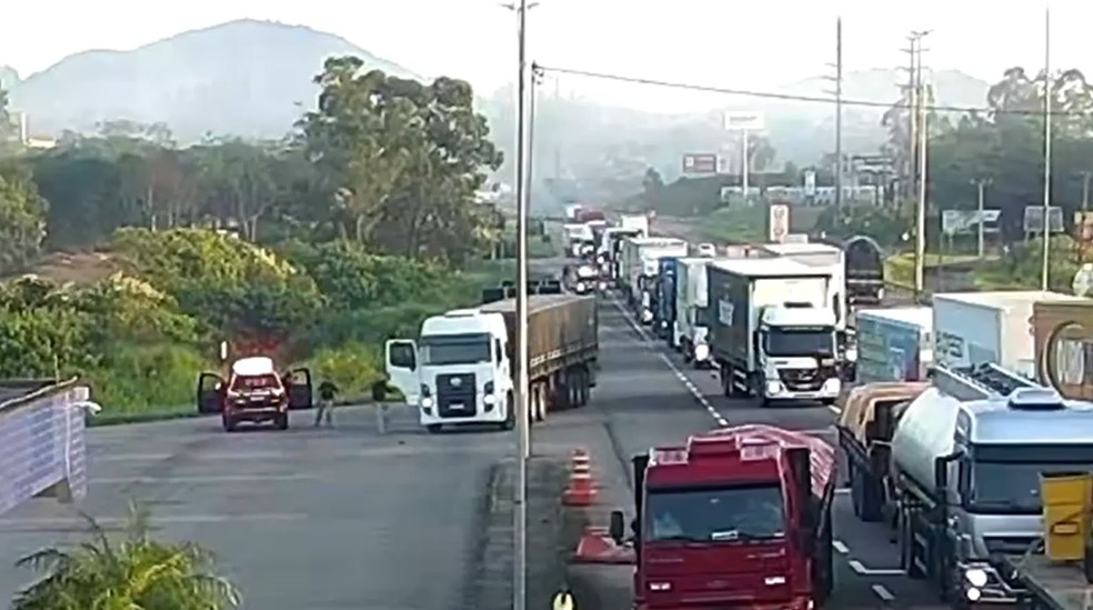 Policial sobe na cabine de caminhão para evitar colisão após motorista pular do veículo — Foto: PRF/ SC