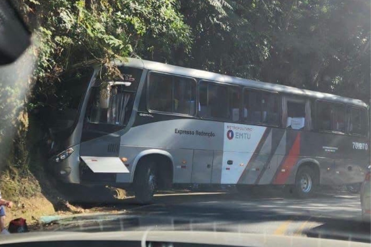 Acidente envolvendo ônibus interdita trecho de Serra da Rodovia Oswaldo Cruz, em Ubatuba