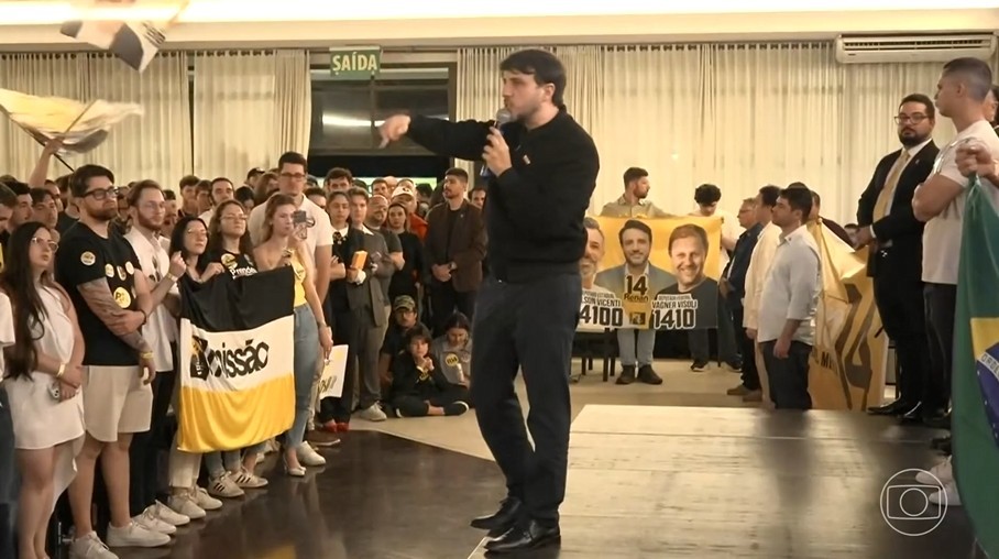Renan Santos, candidato à Presidência pelo Missão, faz campanha em Santa Catarina