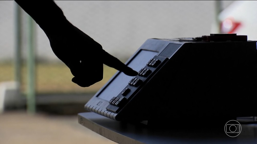 Justiça Eleitoral proíbe a entrada de celulares nas cabines de votação nas eleições de 2026