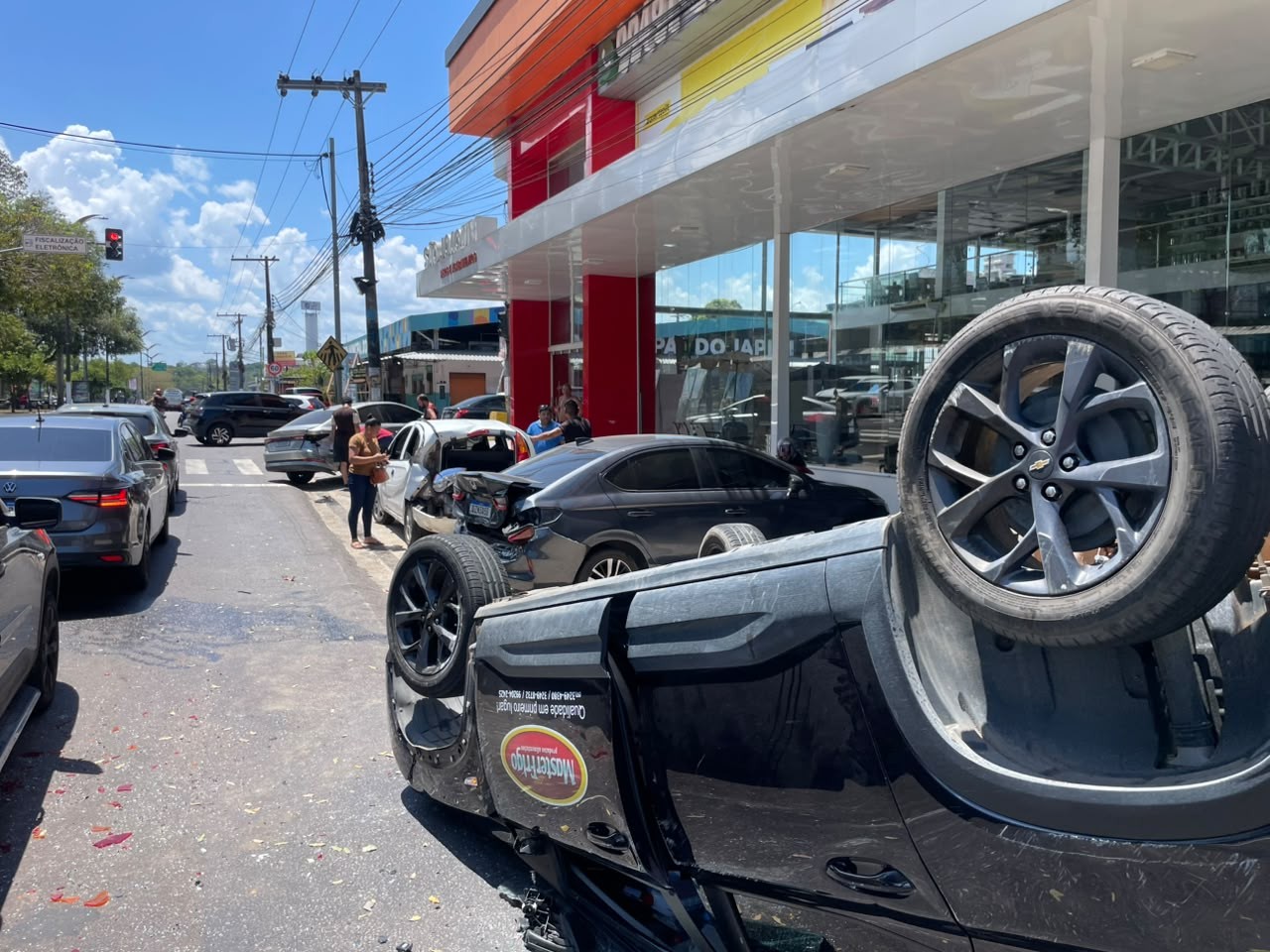Grave acidente envolvendo quatro carros deixa três feridos na Avenida Rodrigo Otávio, em Manaus