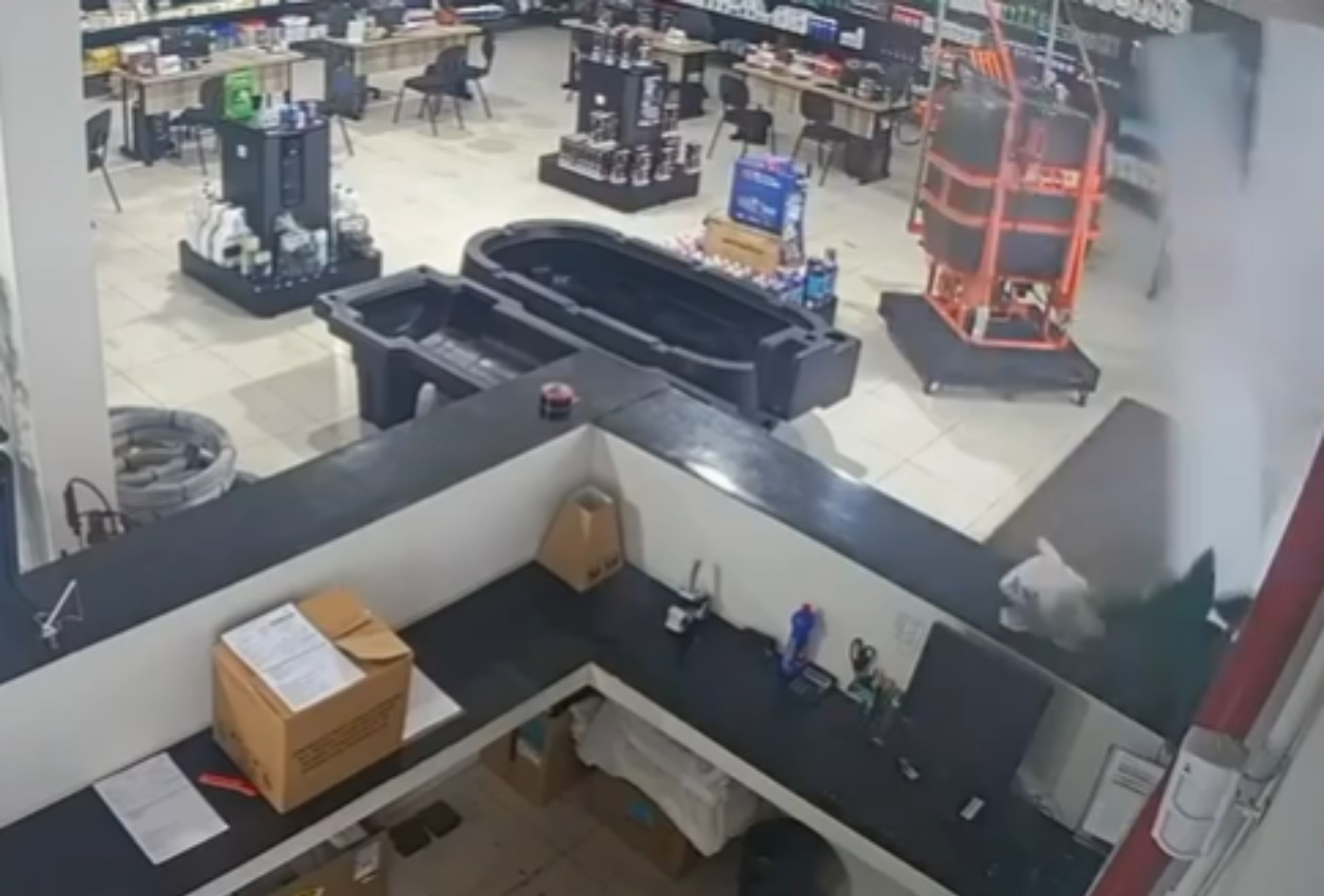 Temporal com ventos fortes quebra vidraças de empresa em Campo Grande; veja vídeo