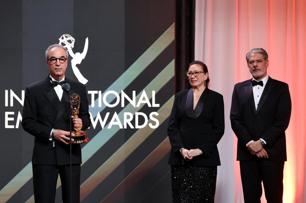 João Roberto Marinho, Lilia Cabral e William Bonner durante entrega do prêmio Personalidade Mundial da Televisão no Emmy Internacional 2025 — Foto: Luiz C. Ribeiro