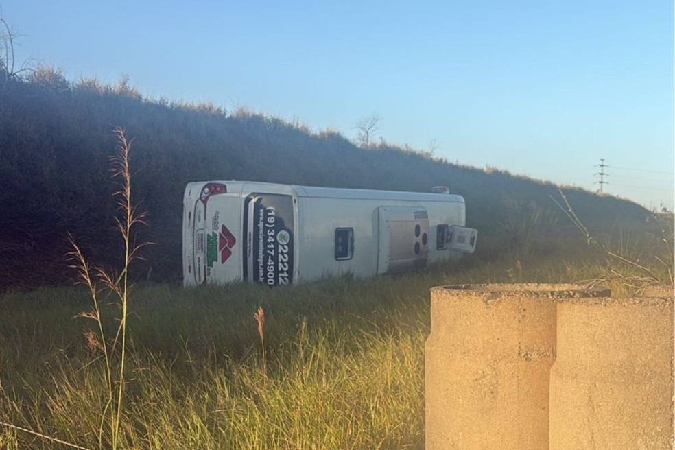 Ônibus com funcionários da Hyundai capotou em rodovia de Piracicaba (SP) na tarde desta terça (17); pelo menos cinco pessoas ficaram feridas — Foto: Polícia Militar Rodoviária