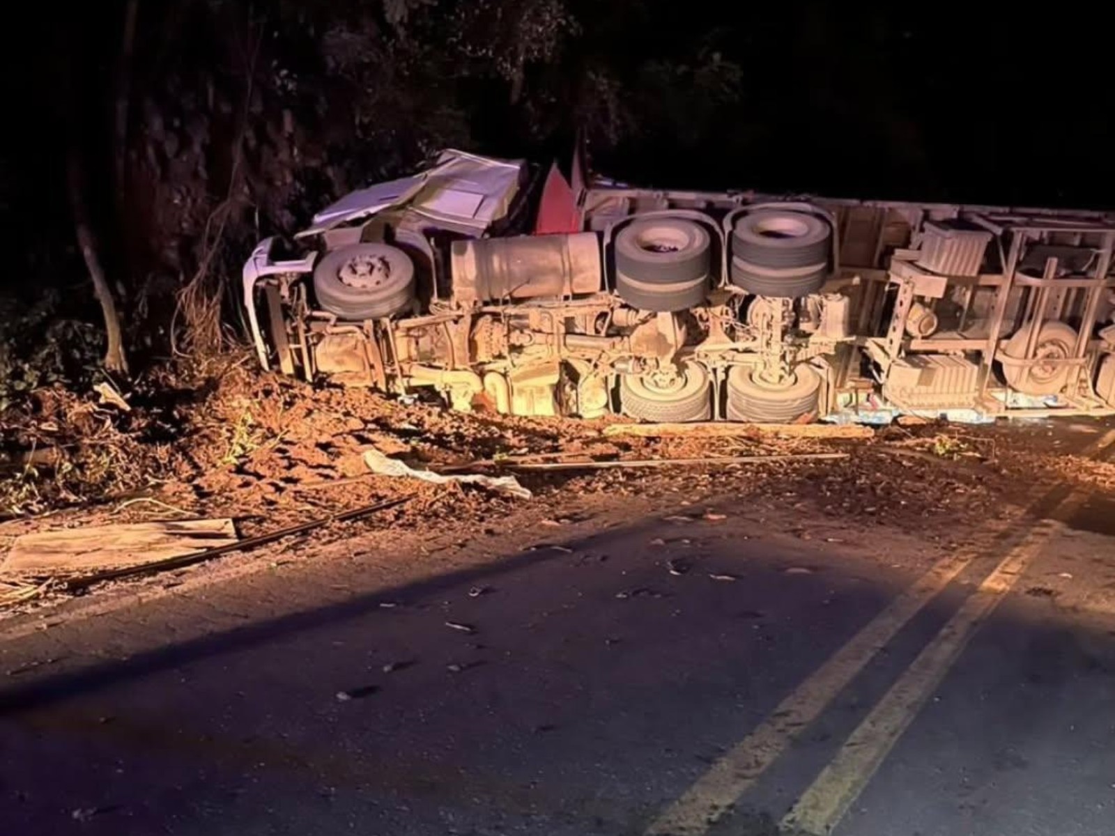 Motorista morre após carreta com carga de fraldas tombar na BR-262, em MG