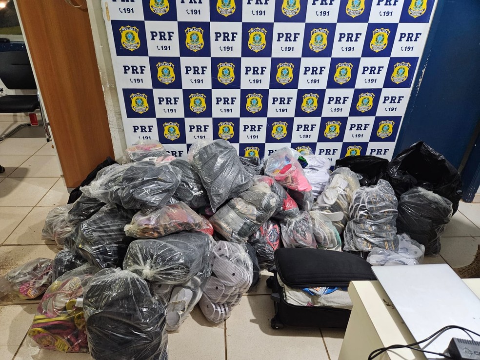 Calçados e roupas estavam sendo transportados em veículo abordado na rodovia federal — Foto: PRF/Reprodução