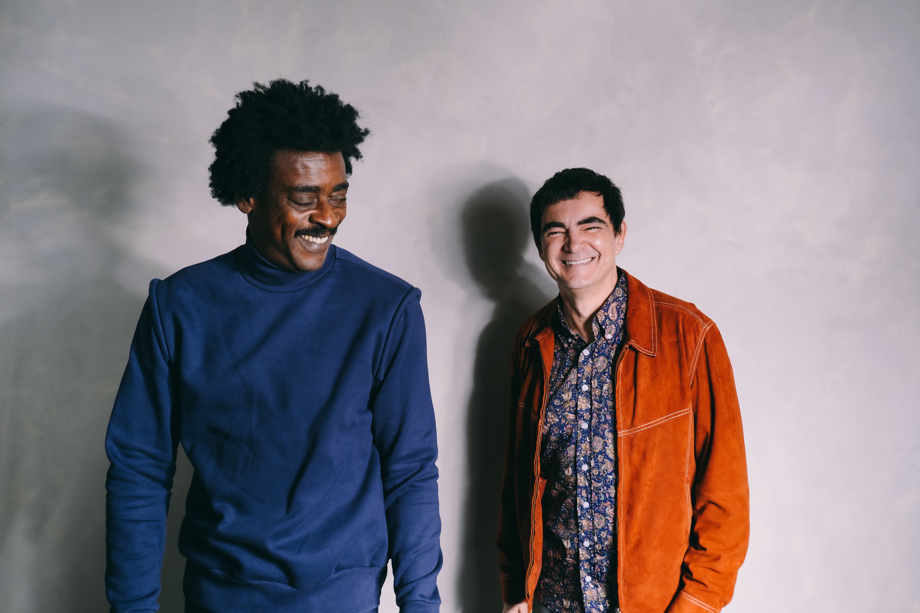 Samuel Rosa recicla as dez músicas do primeiro álbum solo em sessões de estúdio com nomes como Seu Jorge