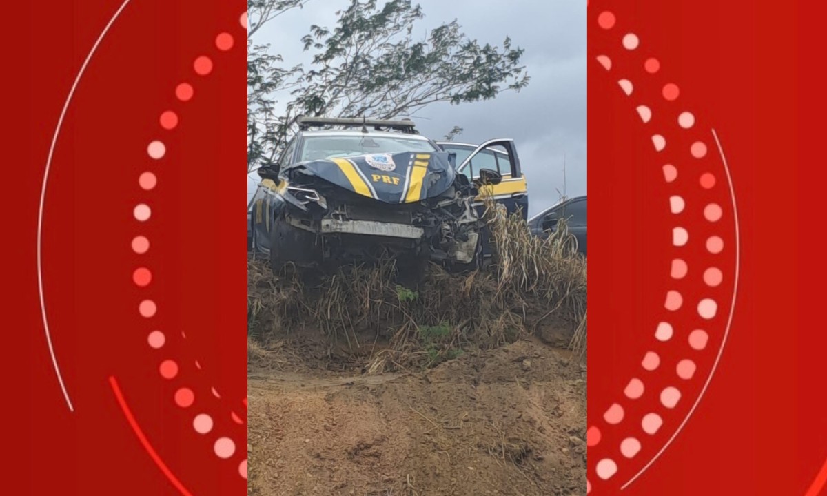 Colisão entre carreta e viatura da PRF deixa um policial ferido e congestiona BR-116