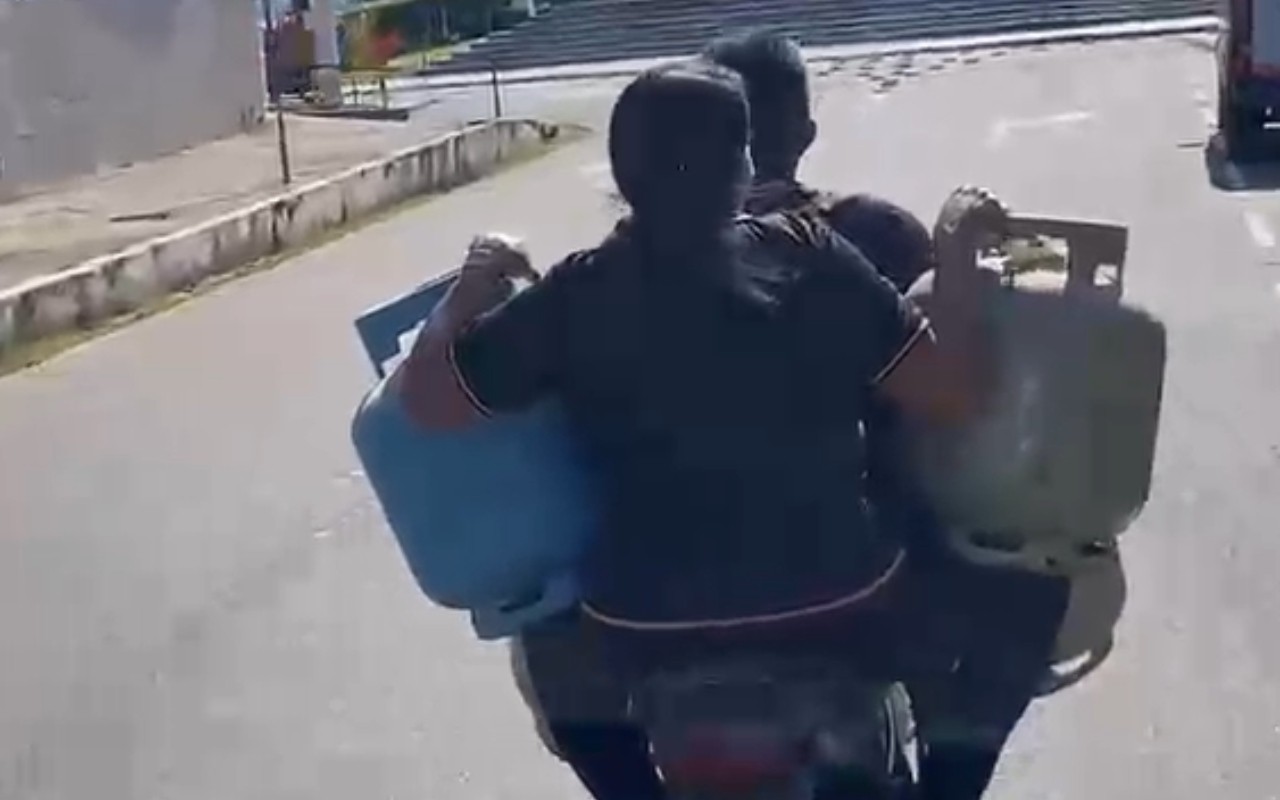Vídeo mostra casal sem capacete transportando três botijas de gás em moto no interior do Amazonas