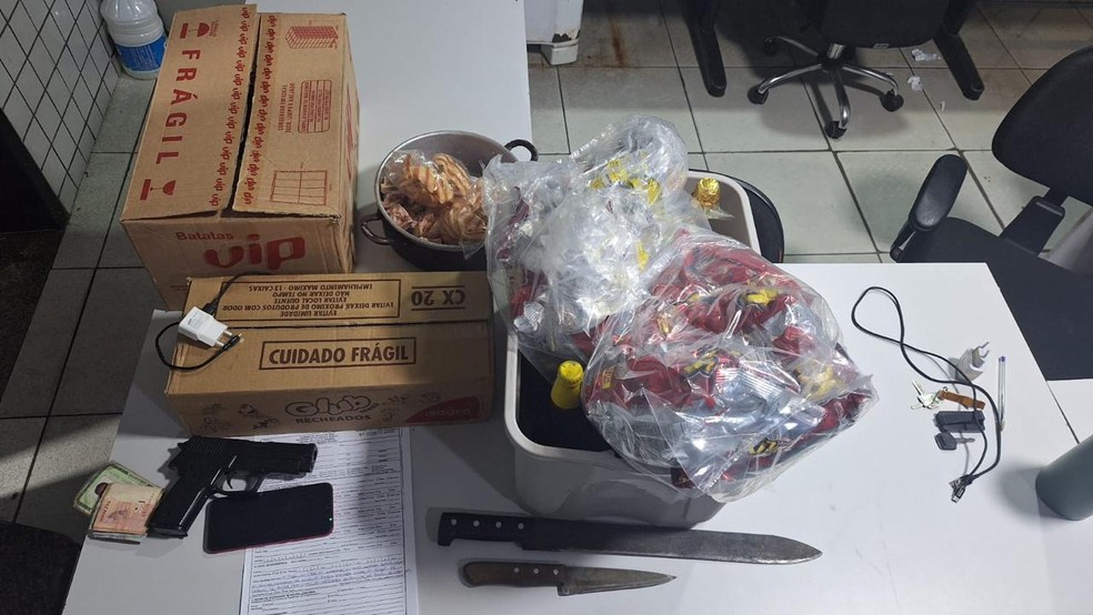 Itens encontrados dentro de carro na Zona Sudeste de Teresina — Foto: PM-PI