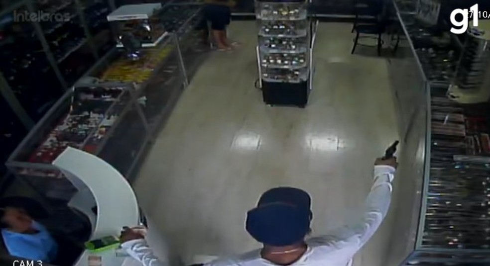 Câmera registra roubo em joalheria — Foto: Reprodução