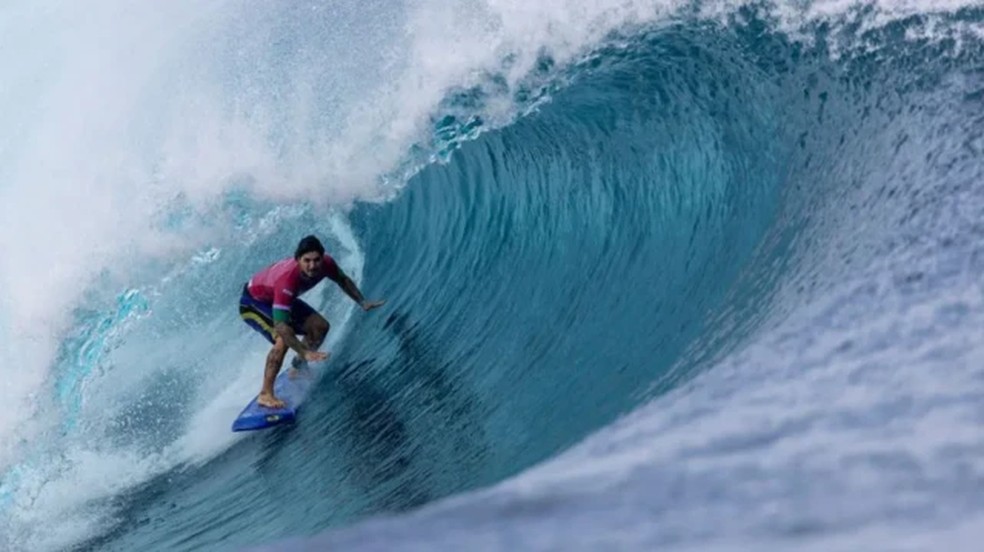 Medina durante um "tubo" em onda no Taiti. — Foto: Jerome Brouillet/AFP/Via BBC