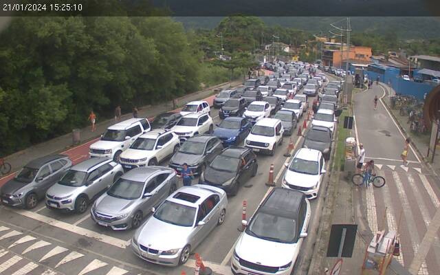 Tempo de espera na travessia da balsa atinge 4 horas neste domingo em Ilhabela