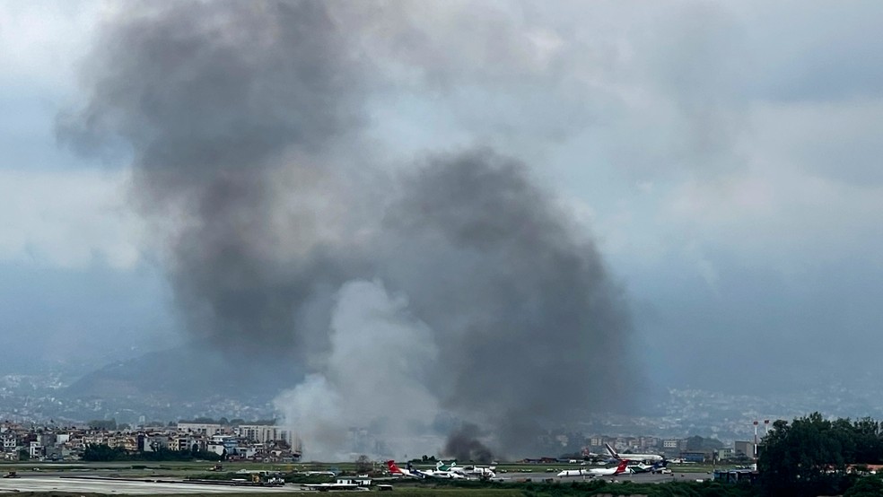 Fumaça no Aeroporto Internacional de Tribhuvan, em Katmandu, Nepal, após acidente com avião de pequeno porte — Foto: Agniia Galdanova / AP Photo