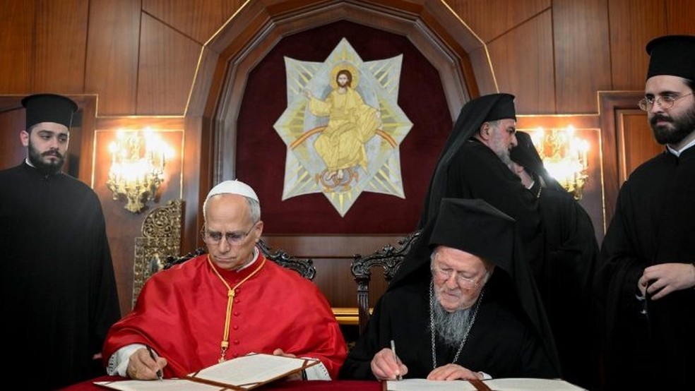 Papa Leão XIV e Patriarca Bartolomeu I assinam declaração conjunta: meta é unidade cristã — Foto: Reprodução\Vatican News