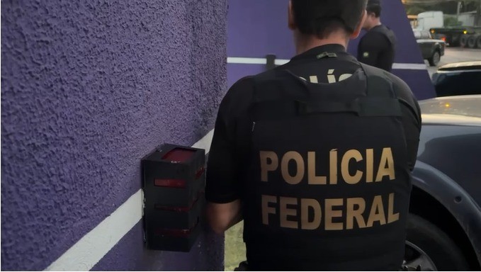 Paraguaia foge de casa noturna, denuncia tráfico de mulheres e PF deflagra operação em SC