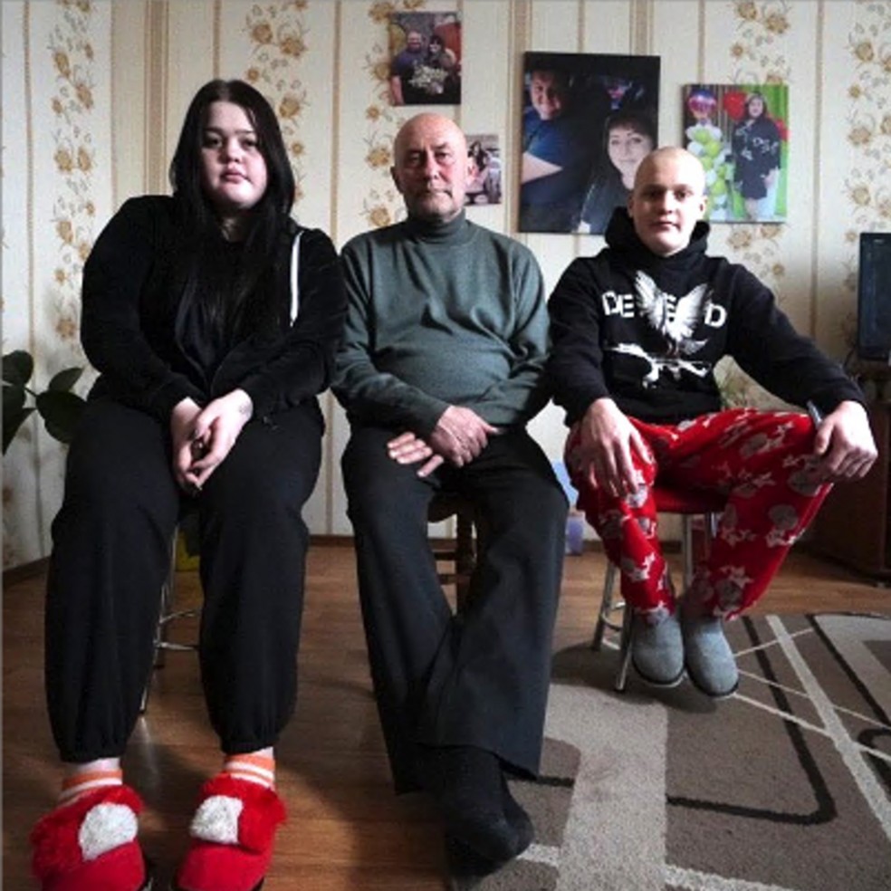 Dima (à direita) e a irmã mais velha Daryna agora estão sendo criados por seu avô Valeriy Kozyr — Foto: BBC