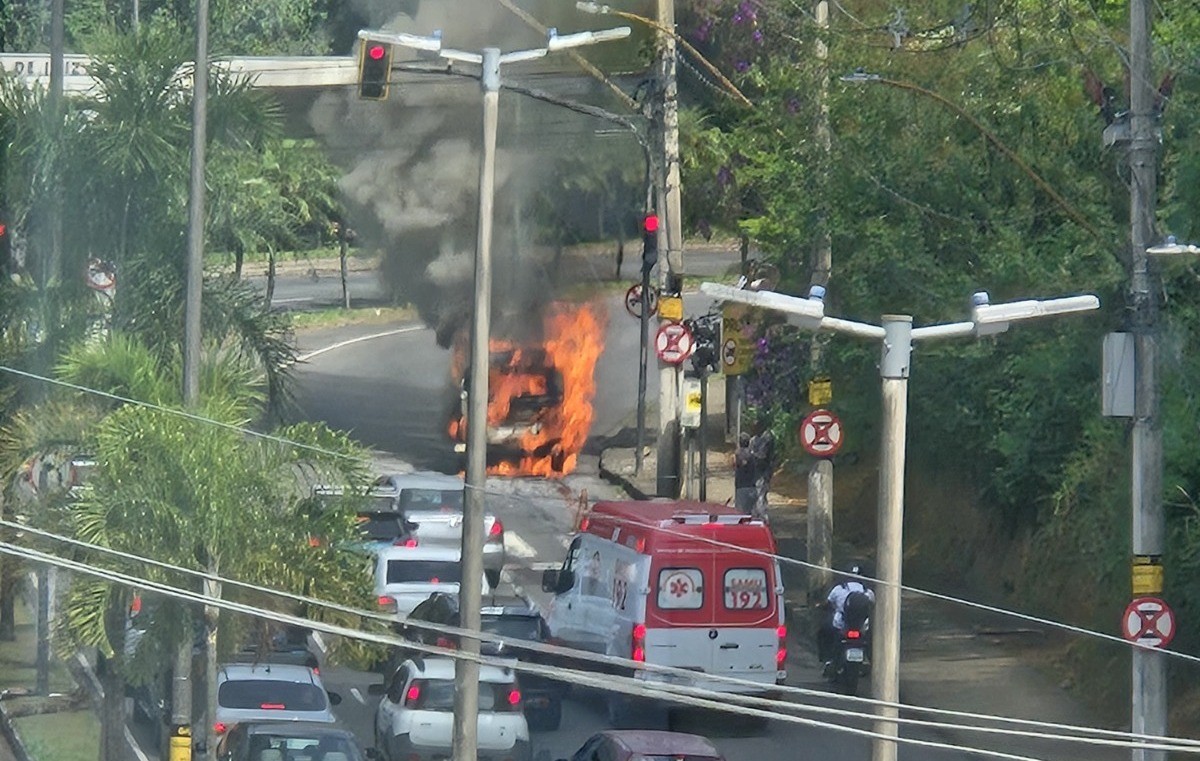 Kombi pega fogo e interdita entrada do campus da UFJF em Juiz de Fora; VÍDEO