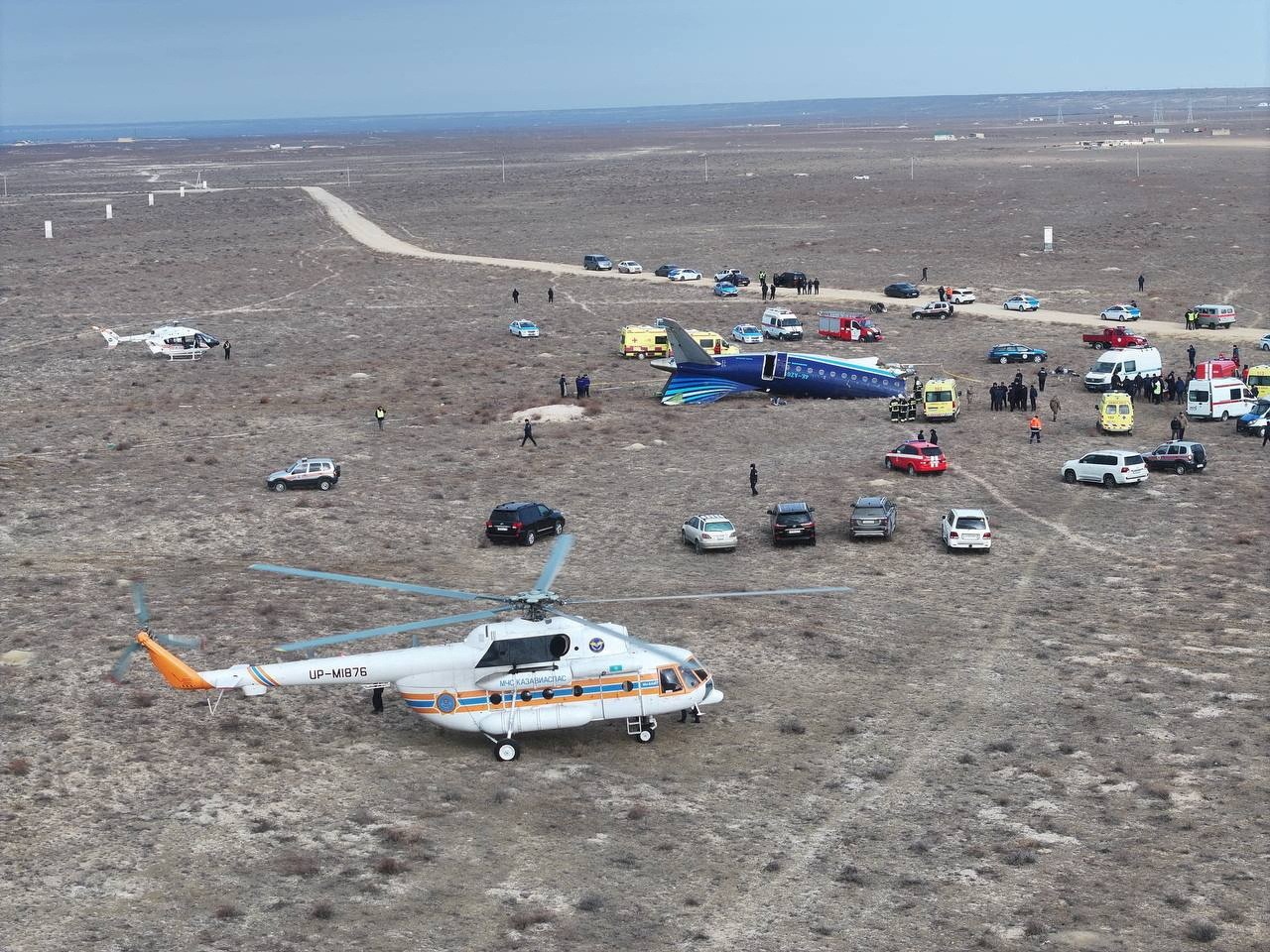 Avião com mais de 60 pessoas cai no Cazaquistão; VÍDEO mostra momento da queda